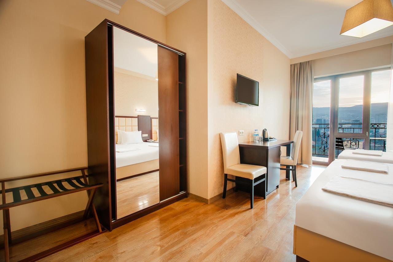 Gtm Plaza Hotell Tbilisi Exteriör bild